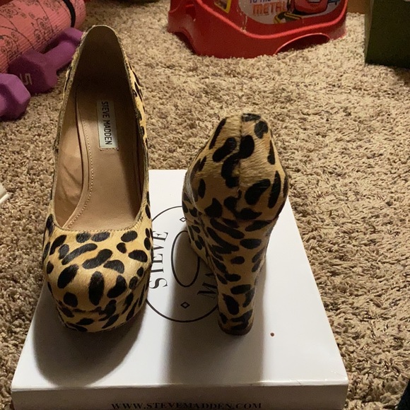 Super fun leopard wedges! - Picture 3 of 5